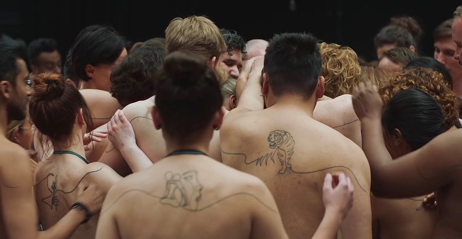 Dünyanın Farklı Yerlerinden 61 İnsan Dövme Yaptırarak Bir Bütünü Oluşturdu [video] 1