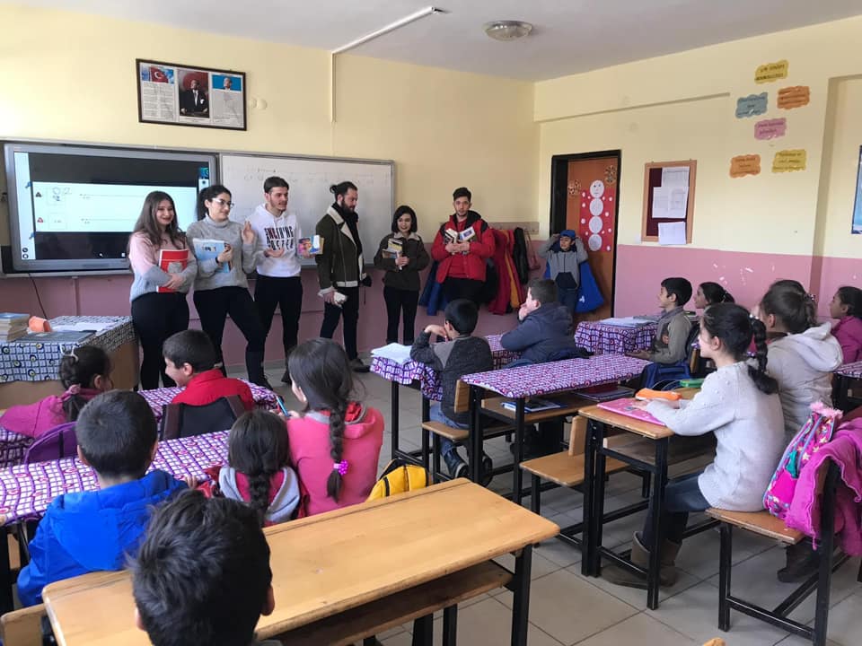 İstanbul Üniversitesi Öğrencileri Karda Kışta Bitlis'teki Köy Okullarına Yardım Götürdü 4