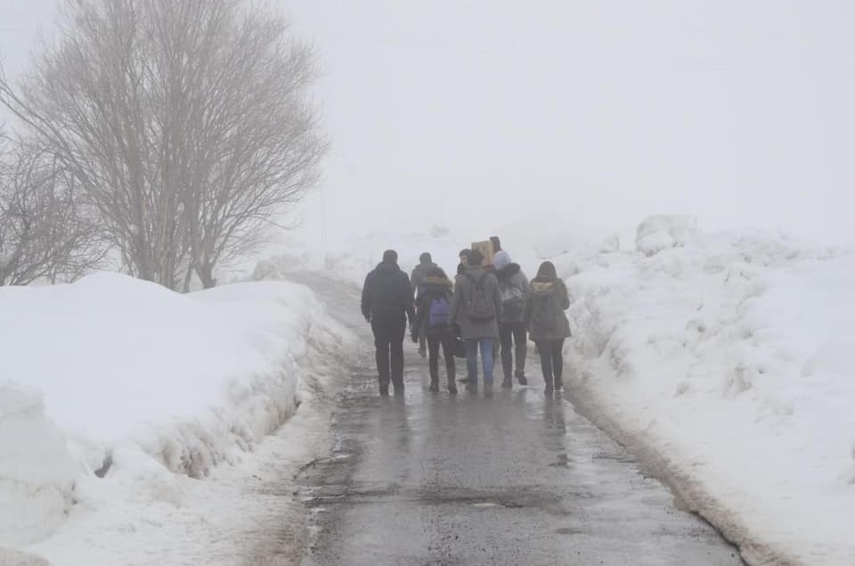 İstanbul Üniversitesi Öğrencileri Karda Kışta Bitlis'teki Köy Okullarına Yardım Götürdü 1