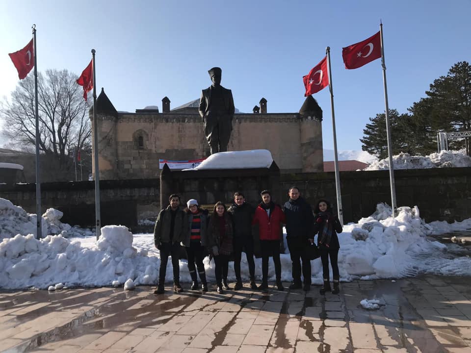 İstanbul Üniversitesi Öğrencileri Karda Kışta Bitlis'teki Köy Okullarına Yardım Götürdü 5