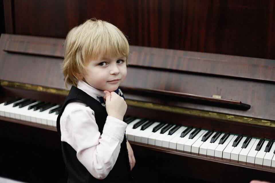 6 Yaşındaki Piyanist Elisey Mysin Yeteneğiyle Büyülüyor 1