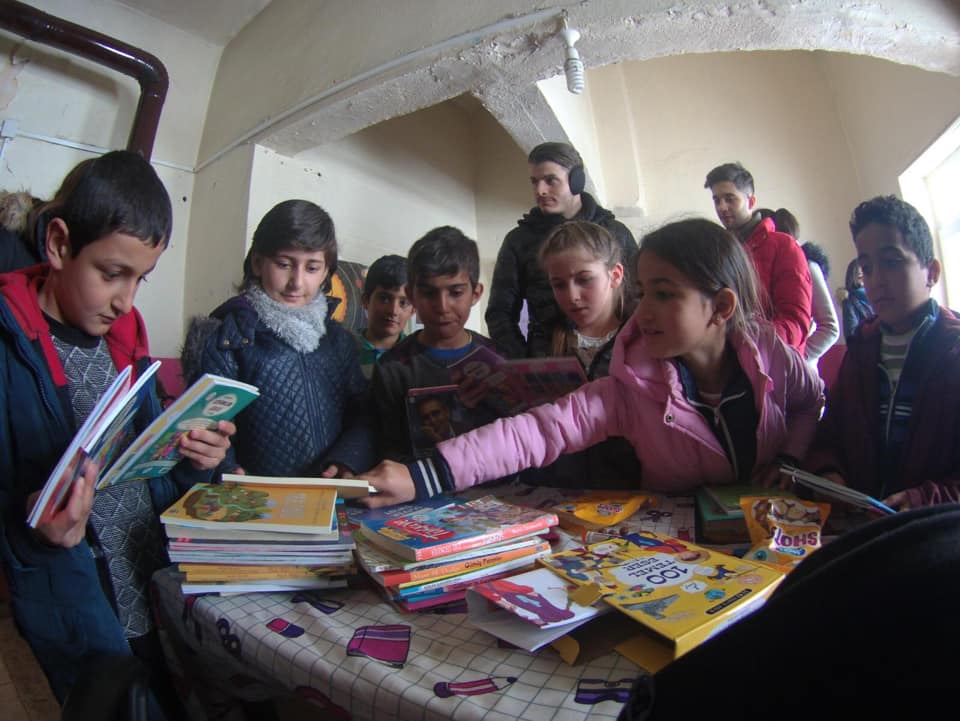 İstanbul Üniversitesi Öğrencileri Karda Kışta Bitlis'teki Köy Okullarına Yardım Götürdü 3