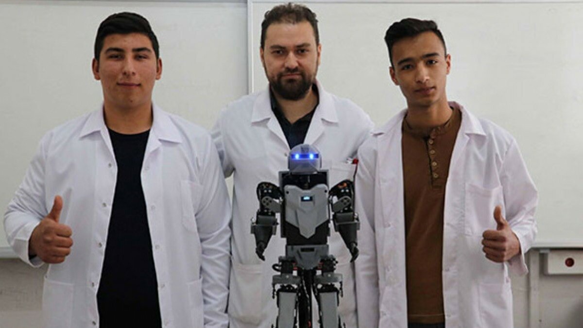 Denizli’de Okuyan Lise Öğrencileri Tasarımları Kendilerine Ait İnsansı Robot Tasarladı 3