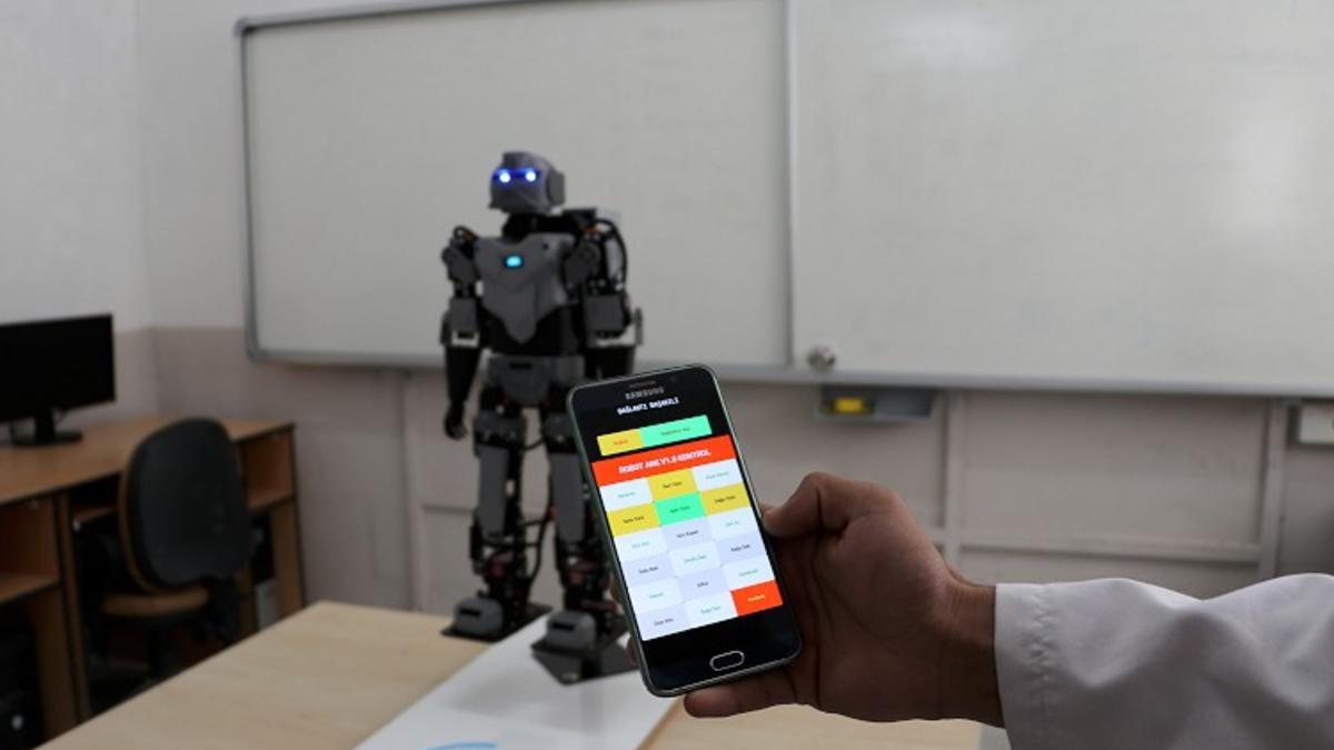 Denizli’de Okuyan Lise Öğrencileri Tasarımları Kendilerine Ait İnsansı Robot Tasarladı 2