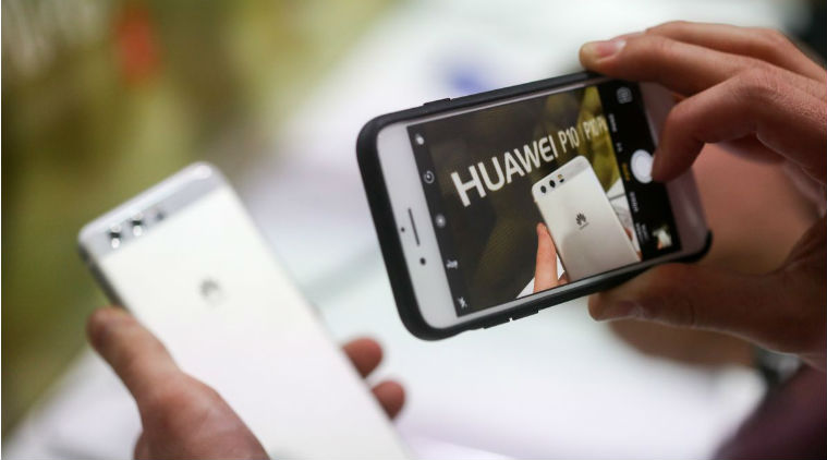 tfyfeo - Huawei iPhone İçin Sıraya Girenlere Power Bank Dağıtarak Apple ile Dalga Geçti