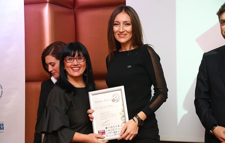 Final Sınavında Profesör Burcu Demirel'den Öğrencilerine Hayat Dersi vcohee - Final Sınavında Profesör Burcu Demirel'den Öğrencilerine Hayat Dersi