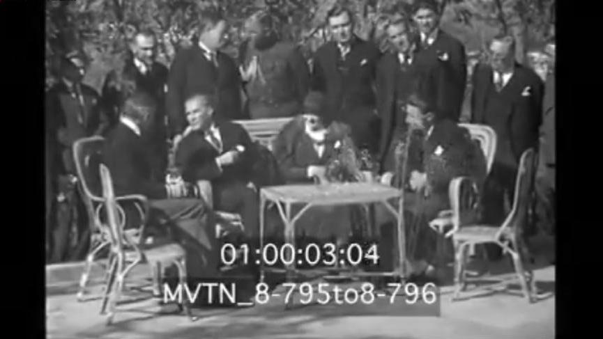 Atatürk'ün ABD Büyükelçisi ile Fransızca Konuştuğu Tarihi Görüntüler 1