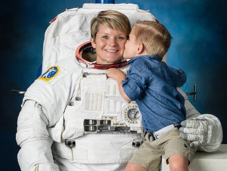 Uzay Yolculuğu Öncesinde Astronot Anne ve 4 Yaşındaki Oğlunun İçinizi Isıtacak Fotoğrafları