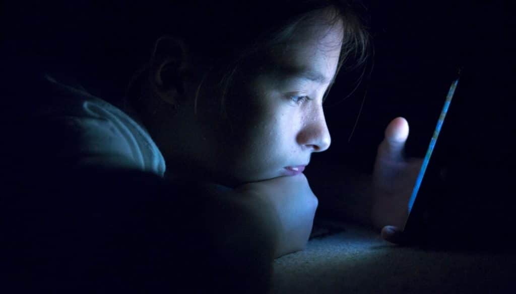 Cep Telefonlardaki Mavi Işığın Uyku Düzenine Etkileri