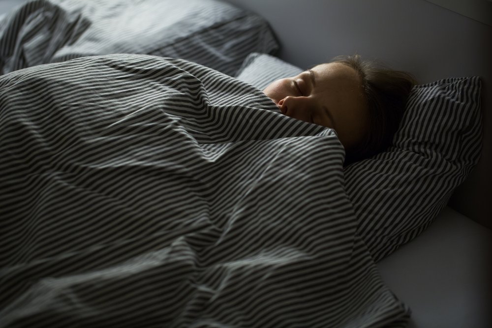 Daha Enerjik Uyanmak ve Kaliteli Bir Uyku İçin Vücudumuzun İhtiyaç Duyduğu 8 Sihirli Madde