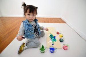 2 Yaşındaki Ressam Lola’nın Resimleri Binlerce Dolara Alıcı Buluyor [video]