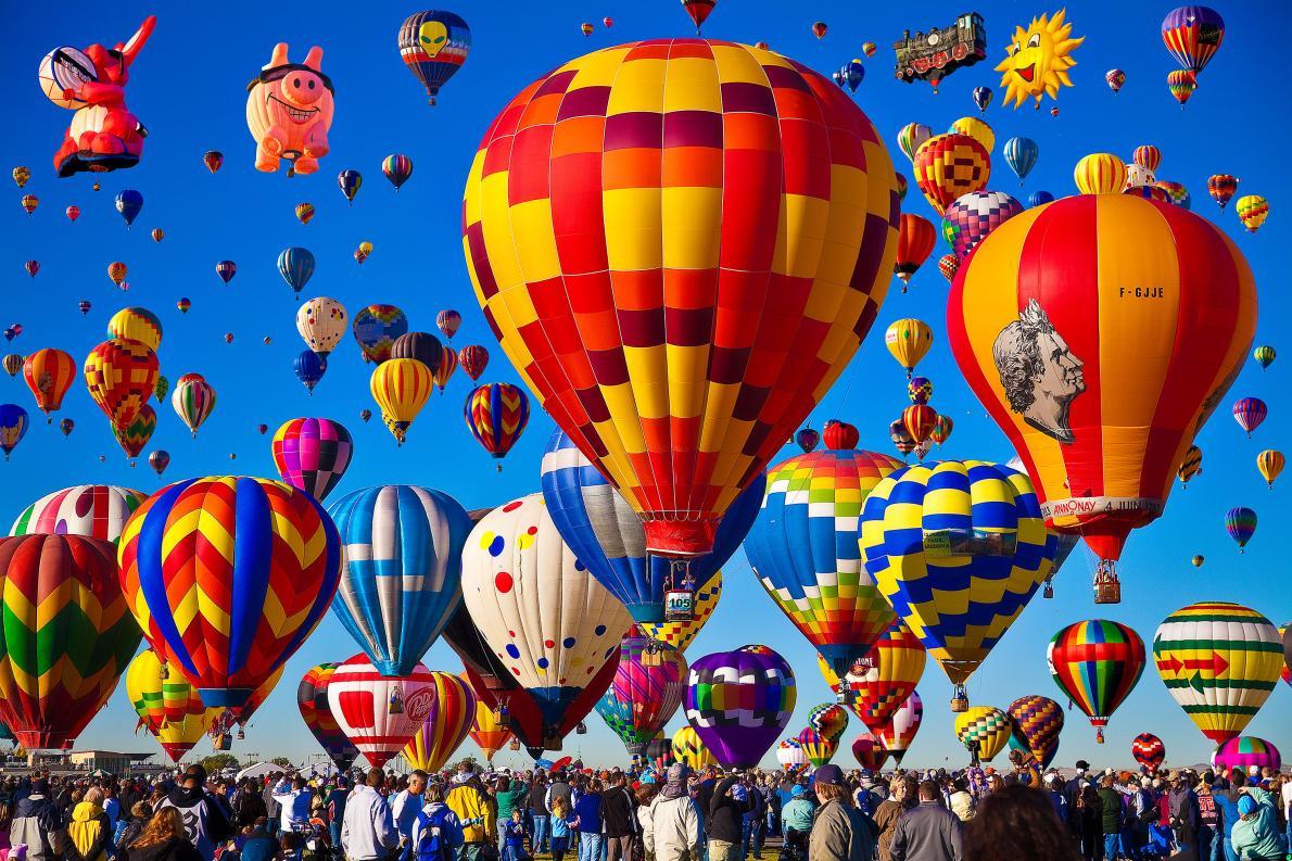 Yüzlerce Renkli Balonunun Gökyüzündeki Şenliği