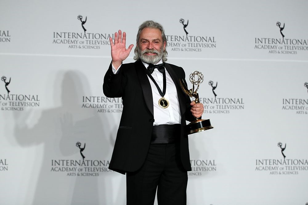 Rüya Gibi: Haluk Bilginer 47. Uluslararası Emmy Ödülleri’nde ‘En İyi Erkek Oyuncu’ Seçildi