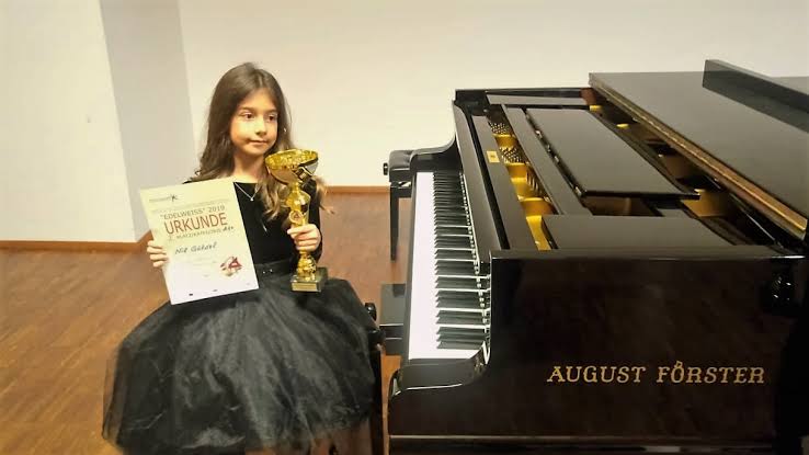8 Yaşındaki Nil Göksel Viyana’dan “Piyanonun Altın Kızı” Olarak Döndü