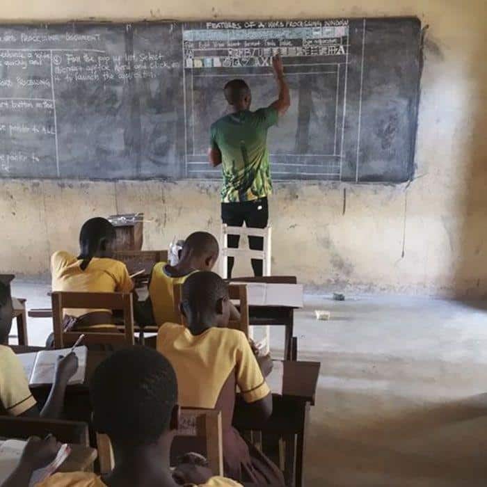 Karatahta Üzerinde Bilgisayar Dersi Veren İdealist Öğretmen Qwuro Kwadwo