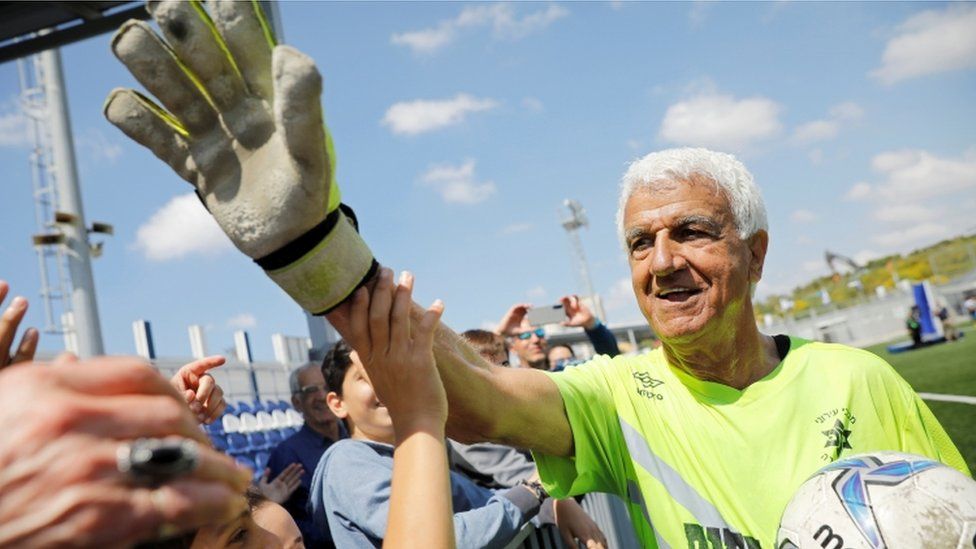 Profesyonel Maçta Forma Giyen En Yaşlı Futbolcu: 73 Yaşındaki Isaak Hayik