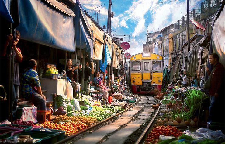 Ortasından Tren Yolu Hattı Geçen Heyecan Verici Maeklong Pazarı