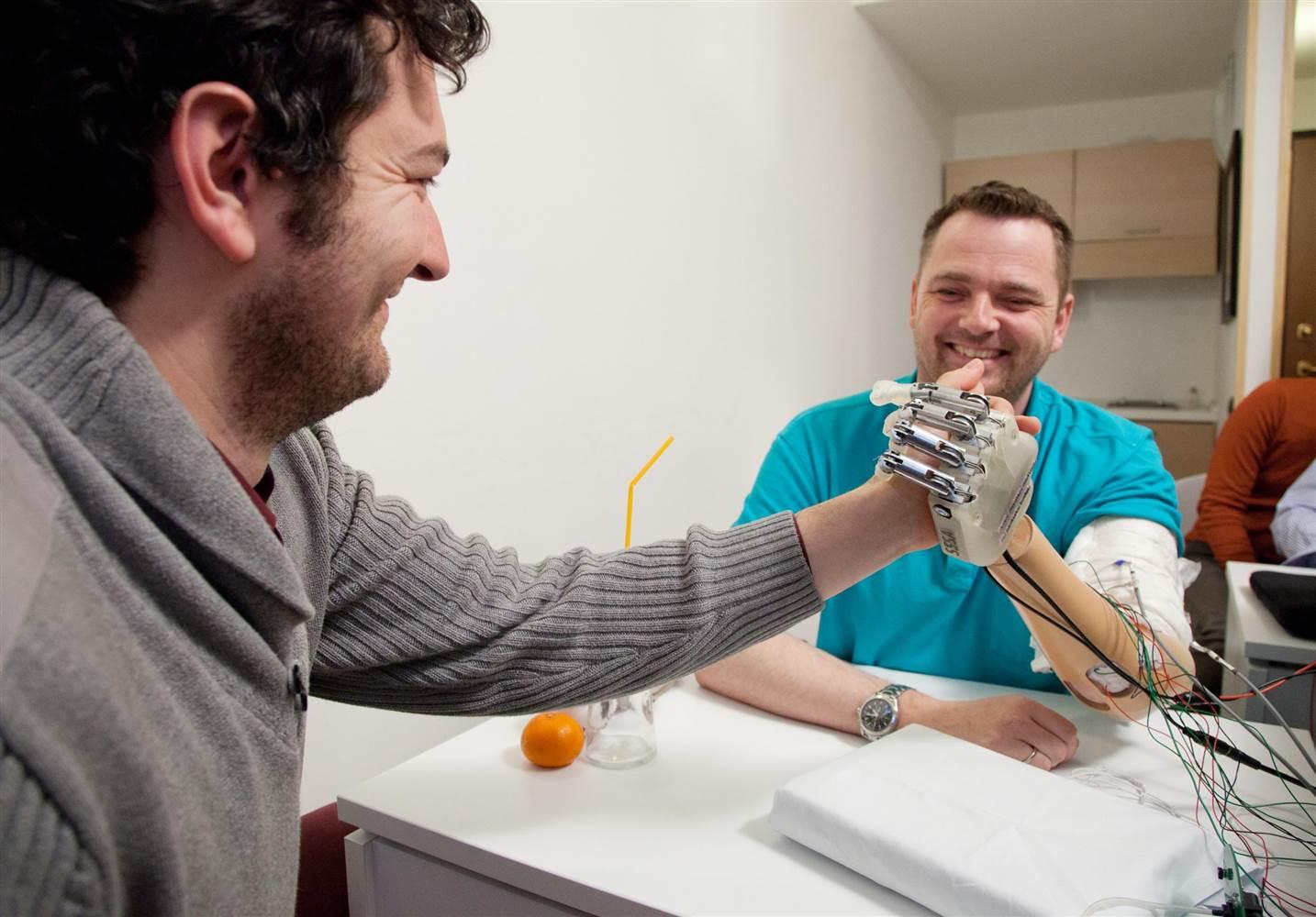 Sağlık Teknolojisinde Büyük Gelişme: Hissedebilen Protez El Artık Taşınabiliyor