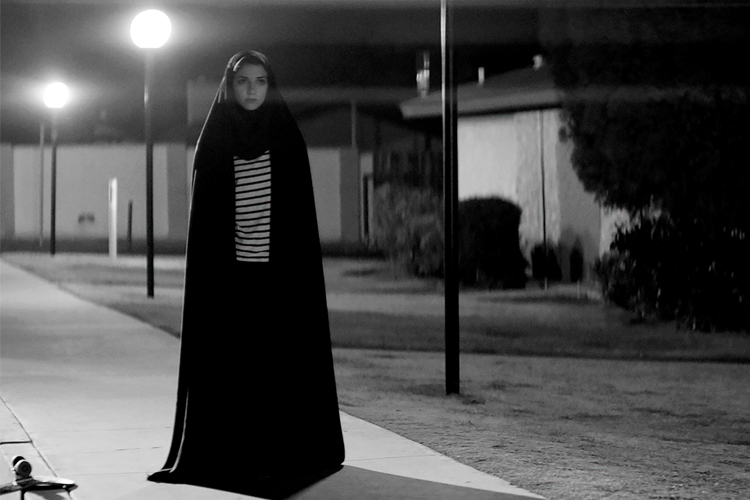 Una niña camina sola a casa por la noche