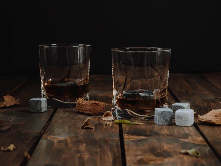 Viski: Rafine Zevklerin Vazgeçilmez Ürünü Viskinin Hikâyesi ve En İyi 11 Viski Markası